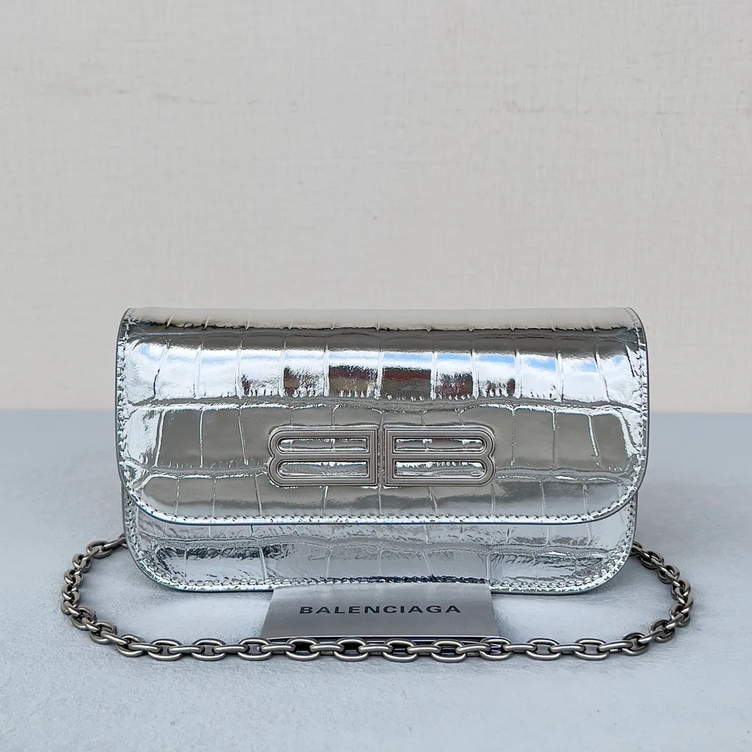 Embracing Elegance and Functionality: A Comprehensive Review of the Balenciaga Gossip Wallet on Chain