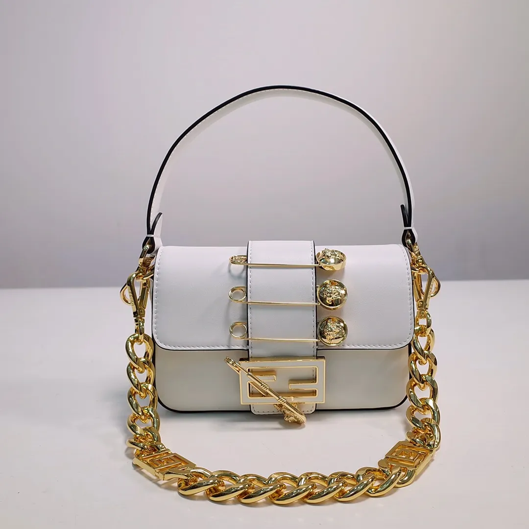 Fendi Brooch Bags: The Quintessential Accessory for the Modern Fashionista